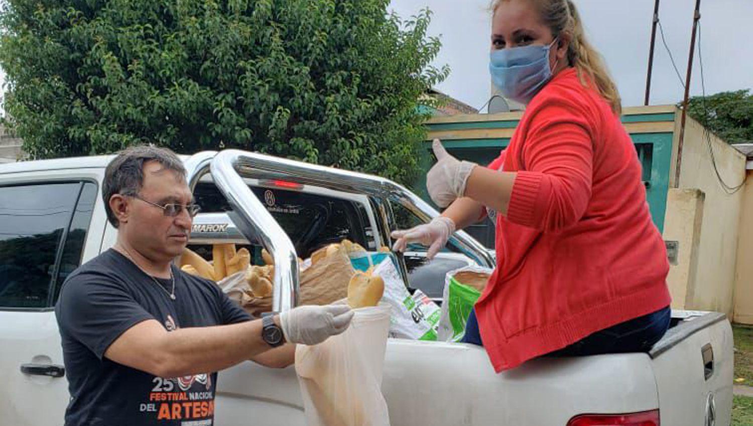 El intendente Bitar encabezó el operativo sorprendiendo a
los vecinos que recibían el pan donado por el comerciante Pablo Almirón