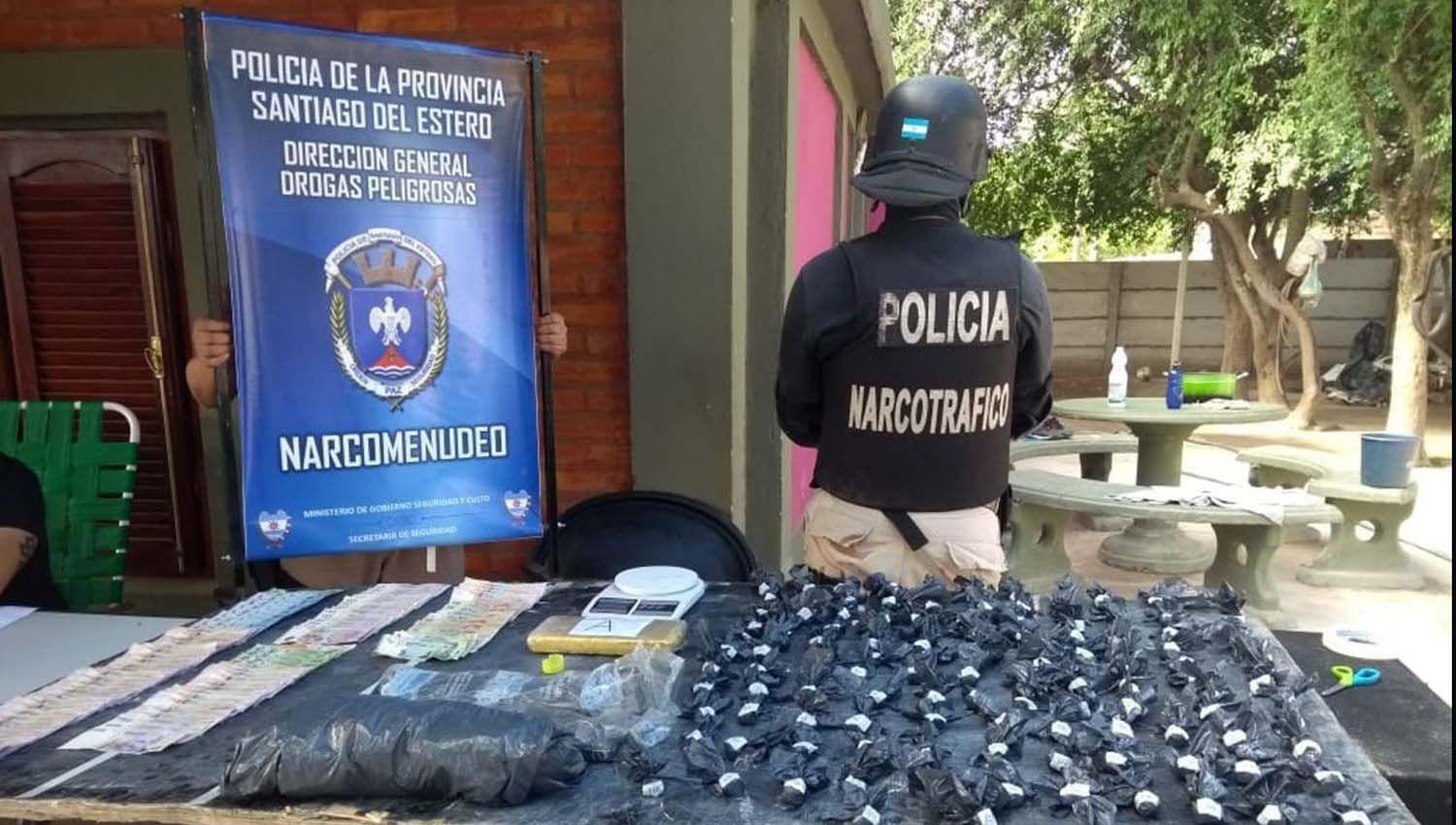 La policiacutea sorprendioacute a seis individuos que vendiacutean droga bajo la sombra de un aacuterbol