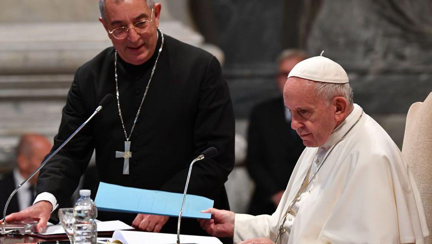 El cardenal vicario es el cardenal a quien el Papa también obispo de Roma delega el gobierno de su diócesis