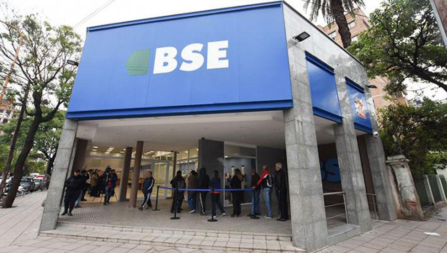 El BSE abriraacute mantildeana con prioridad para pagar a beneficiarios de Anses que no tienen tarjeta de deacutebito