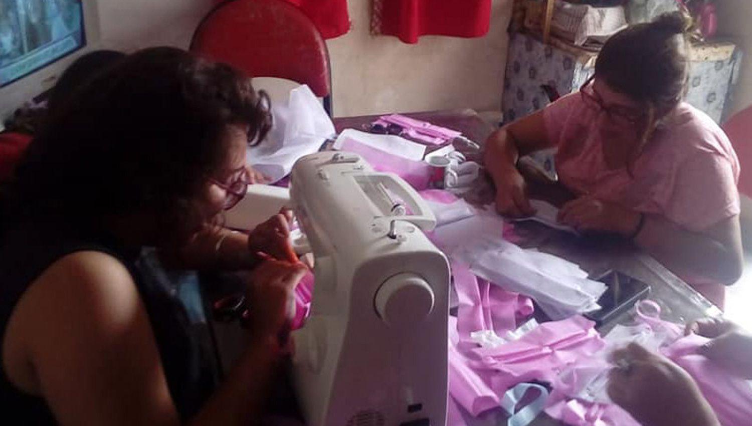 En sus casas las mujeres bandeñas aportan su granito de
arena ante la actual emergencia sanitaria que vive todo el país