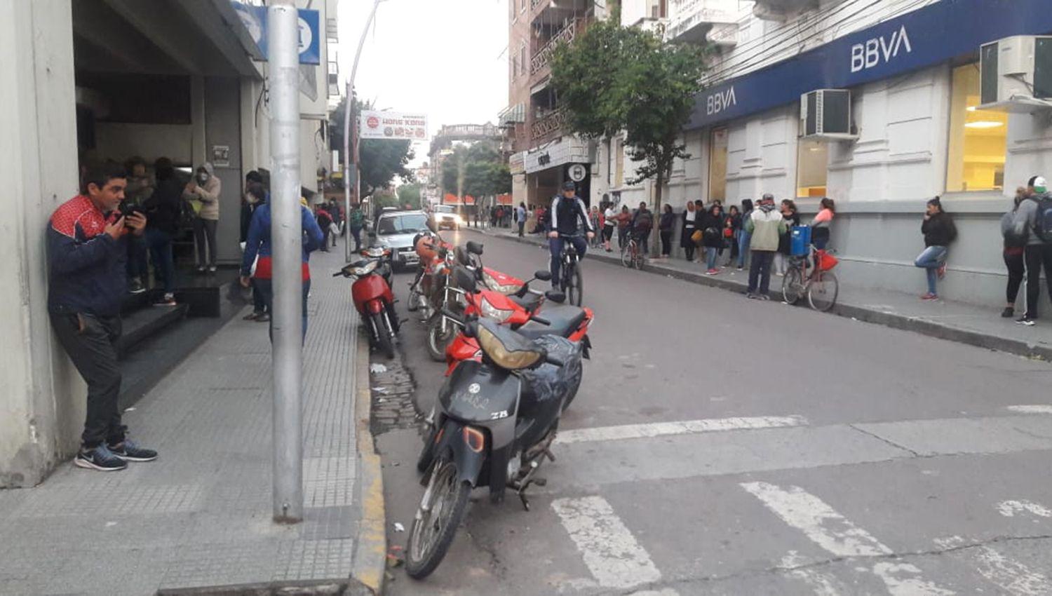 Largas colas de santiaguentildeos para cobrar sus haberes