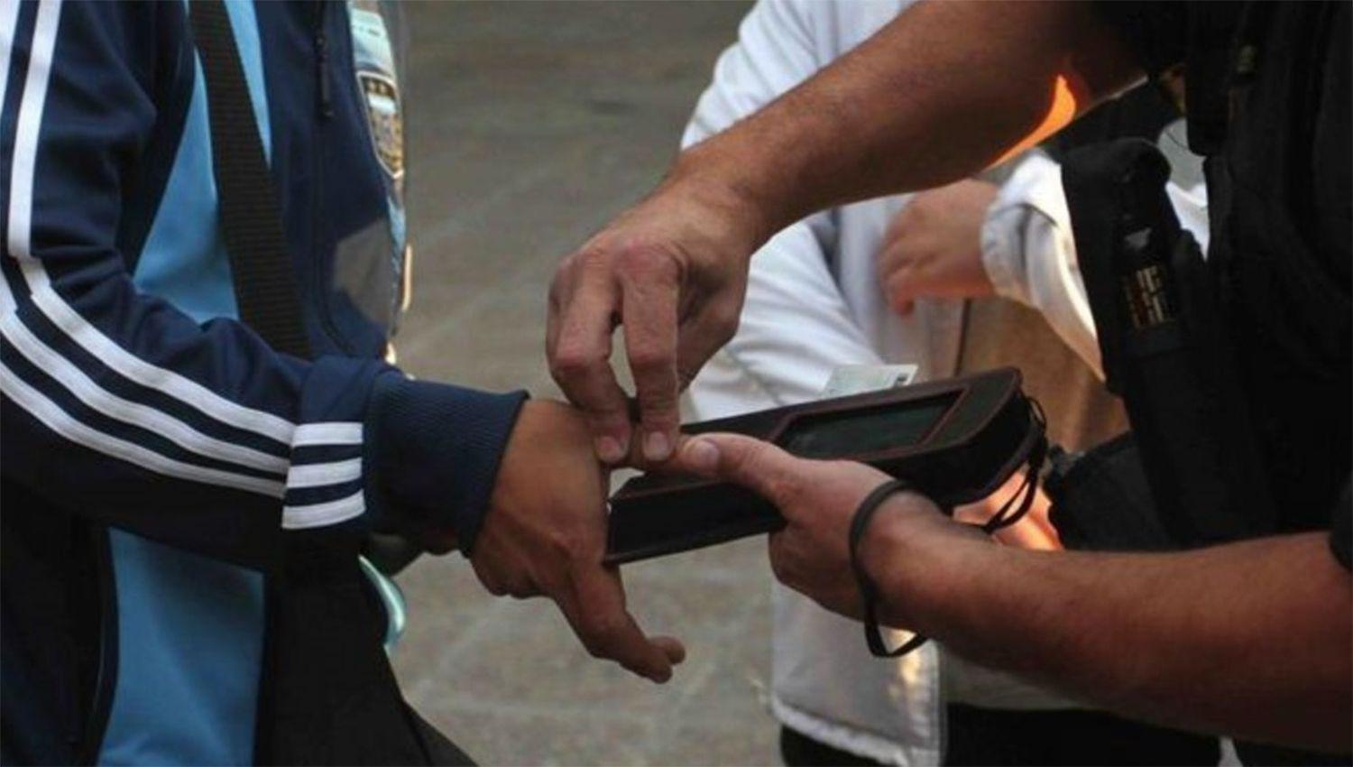 Detienen a un taxista que declaroacute haber trasladado a un grupo de chinos