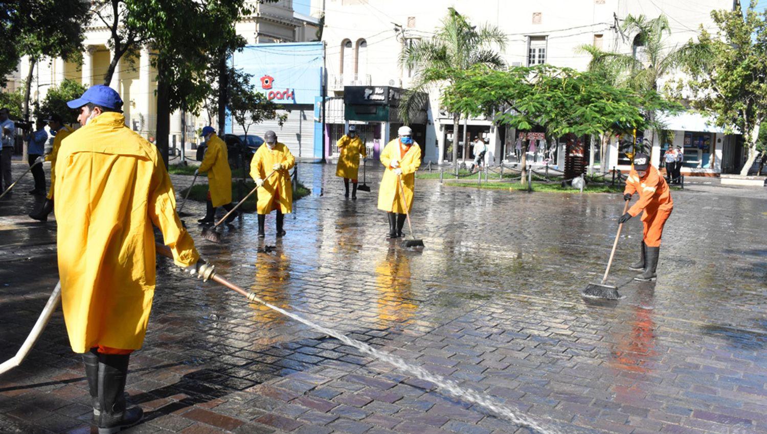 Operarios municipales desinfectaron calles y peatonales del microcentro