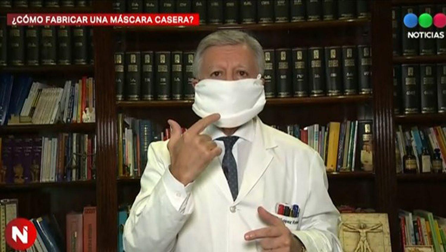 VIDEO  El Dr Loacutepez Rosetti nos ensentildea coacutemo hacer un barbijo en casa