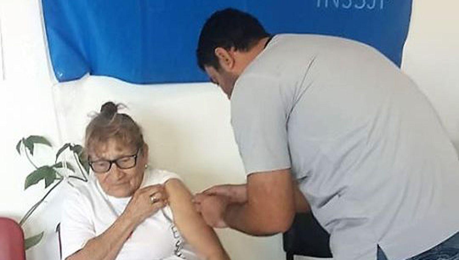 Operativo de vacunacioacuten antigripal en Colonia Dora