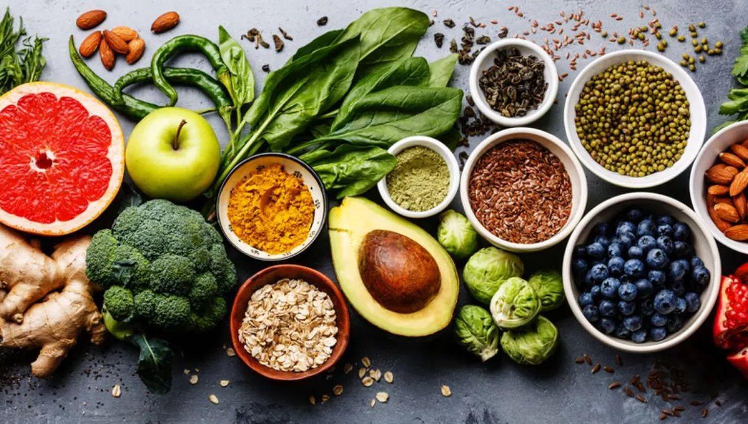 Coacutemo bajar de peso en cuarentena- receta faacutecil de budiacuten de chocolate con yogur y dip de palta