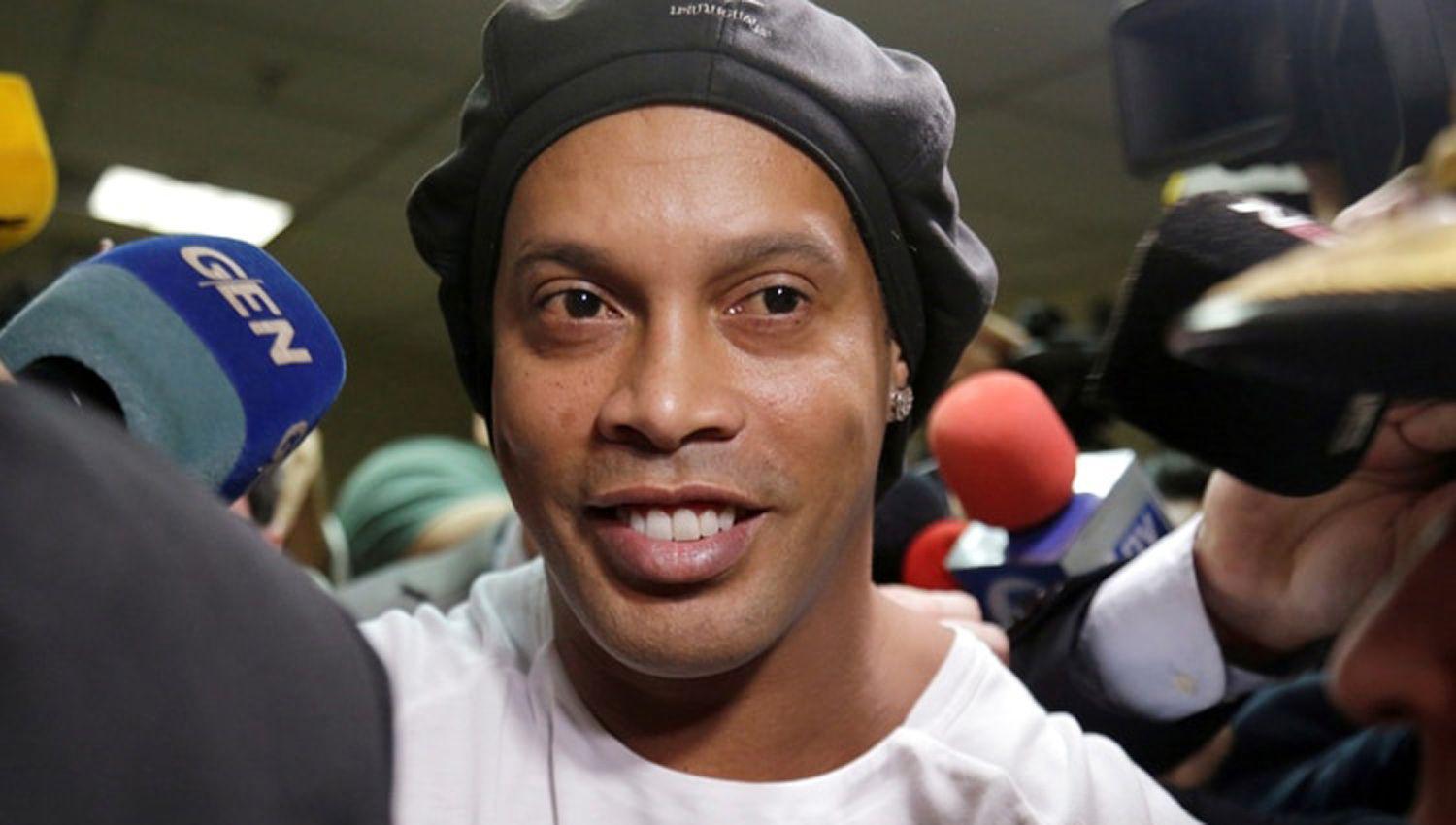 Ronaldinho salió de prisión con una sonrisa y recibió el cariño de algunos fan�ticos del buen f�tbol