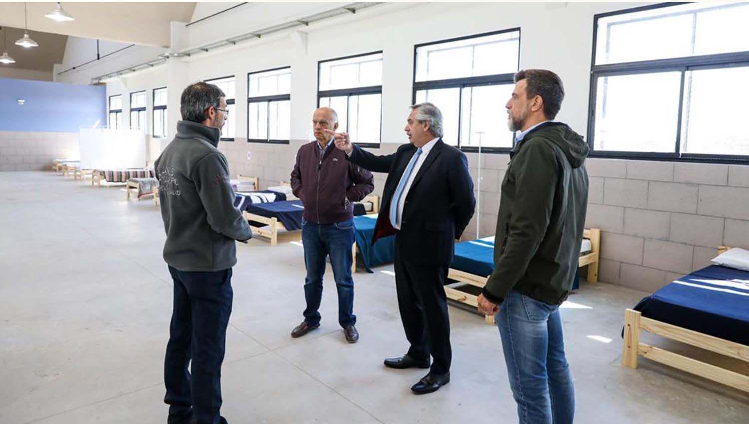 Alberto Fernaacutendez recorrioacute un hospital de campantildea en Lanuacutes