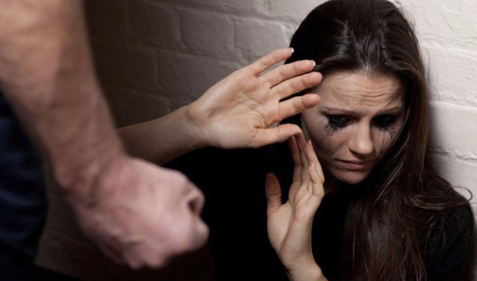 Ordenan detener a un hombre que golpeoacute a su pareja y la amenazoacute con un cuchillo