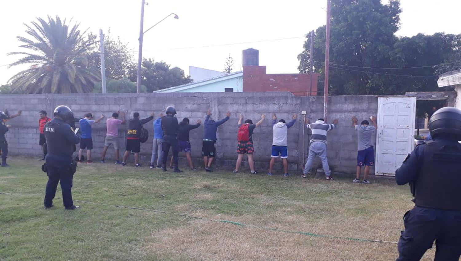 Doce amigos fueron detenidos por reunirse a jugar al fuacutetbol en un club de Capital