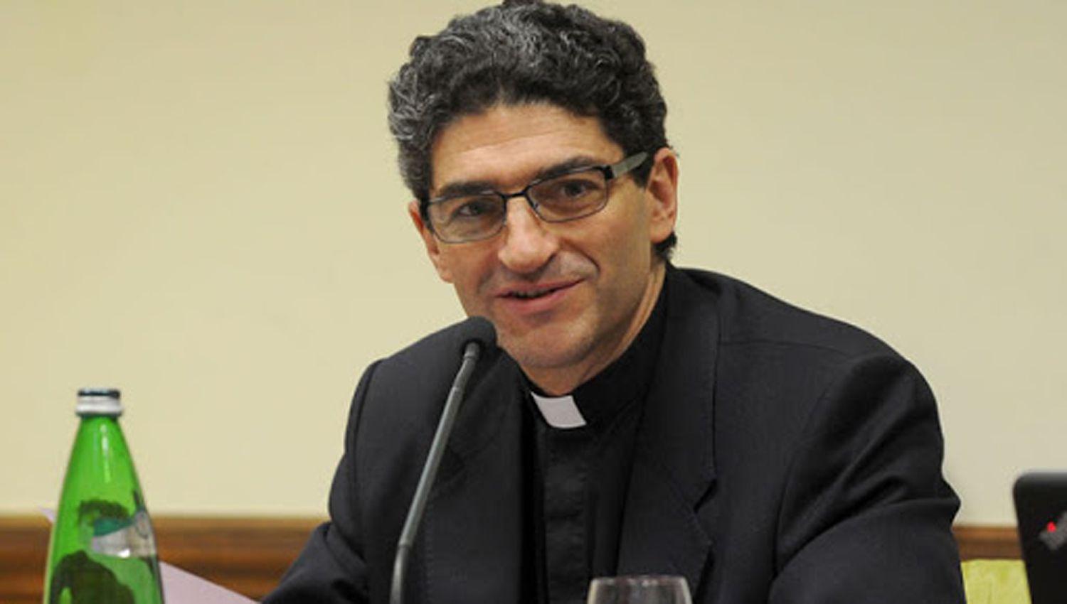 Francisco designoacute como ldquonuacutemero tresrdquo de su ministerio social a un sacerdote argentino