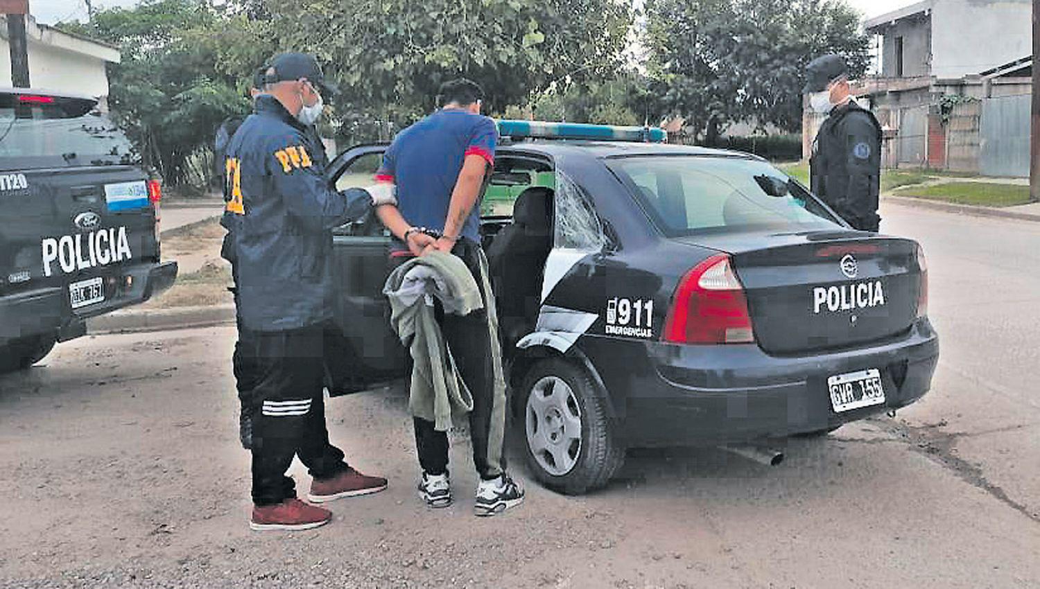 Interceptan a dos joacutevenes en una 4x4 con marihuana en su poder