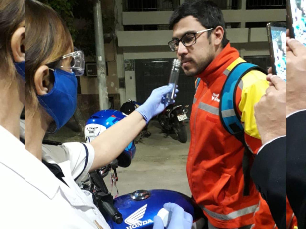 La policiacutea examina el olfato de las personas para ubicar a pacientes asintomaacuteticos