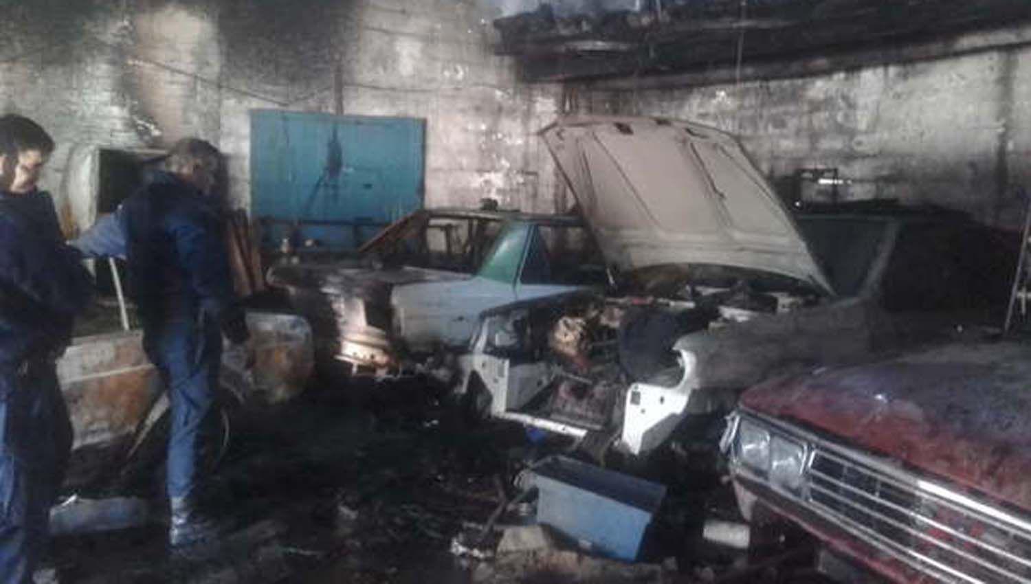 VIDEO  Se incendioacute un taller mecaacutenico en el barrio Almirante Brown