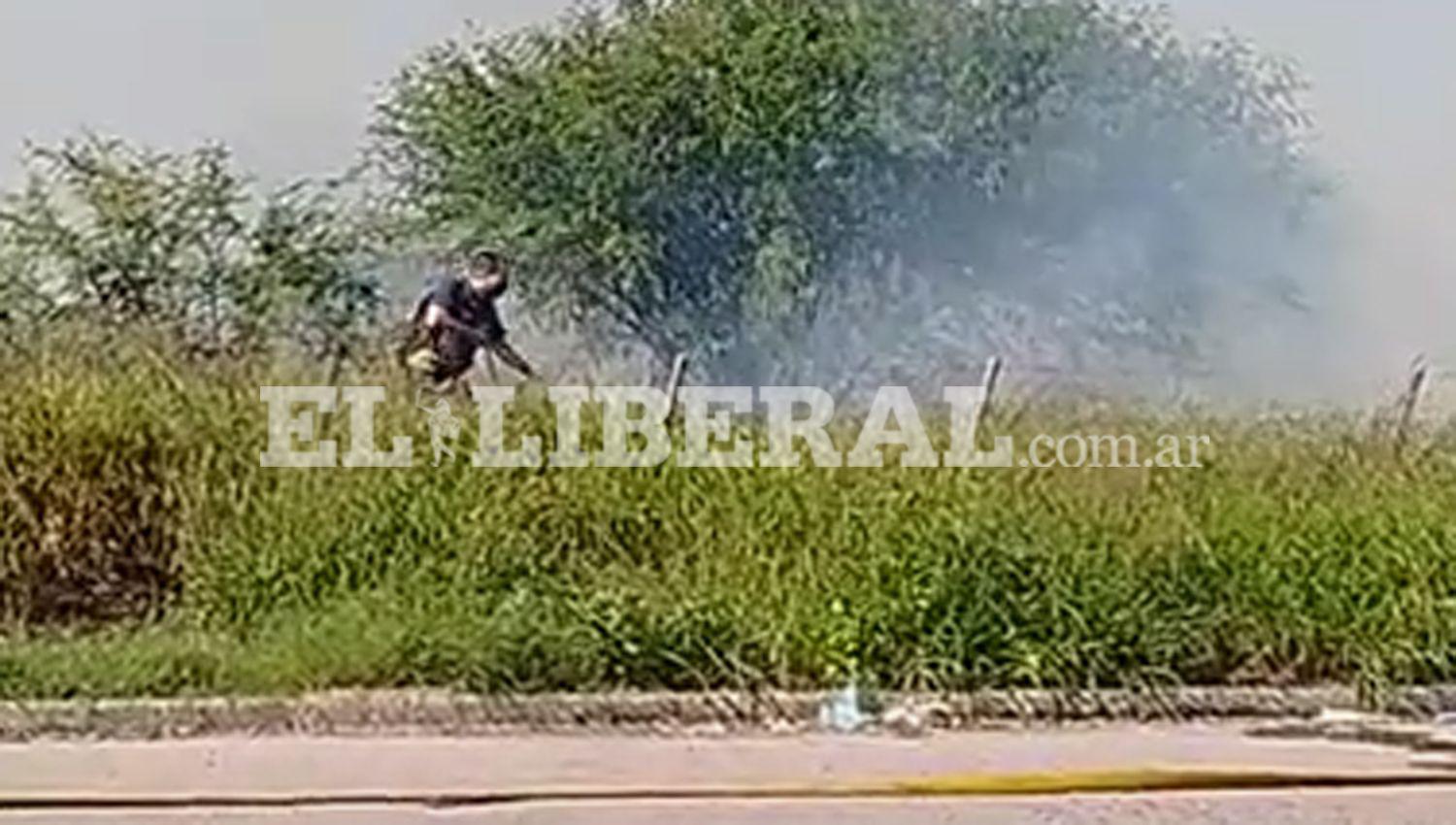 VIDEO  Alarma en el barrio Autonomiacutea por quema de pastizales