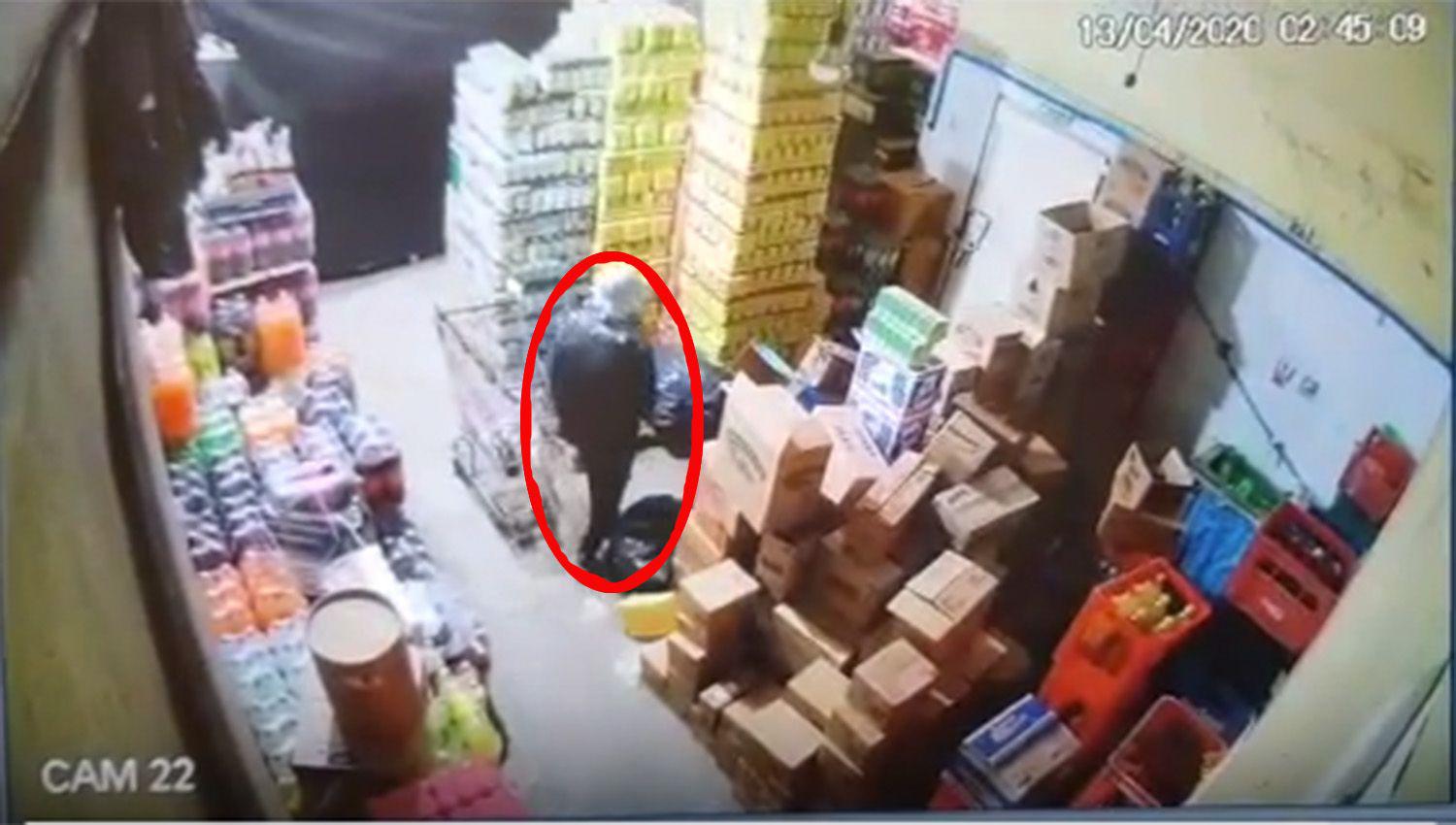 VIDEO  Entroacute a robar en un reconocido supermercado y quedoacute grabado