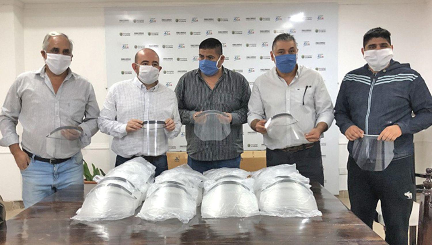 Empresarios entregaron cientos de protectores faciales