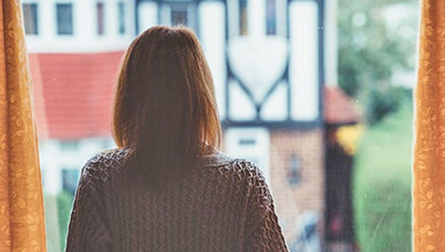 Mencionan las reacciones eufóricas hacia el contacto las reuniones sociales y el descontrol