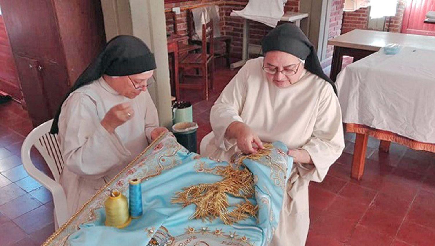 La prenda fue realizada por las monjas dominicas y
ofrecida a la Virgen en nombre de los consagrados de Catamarca