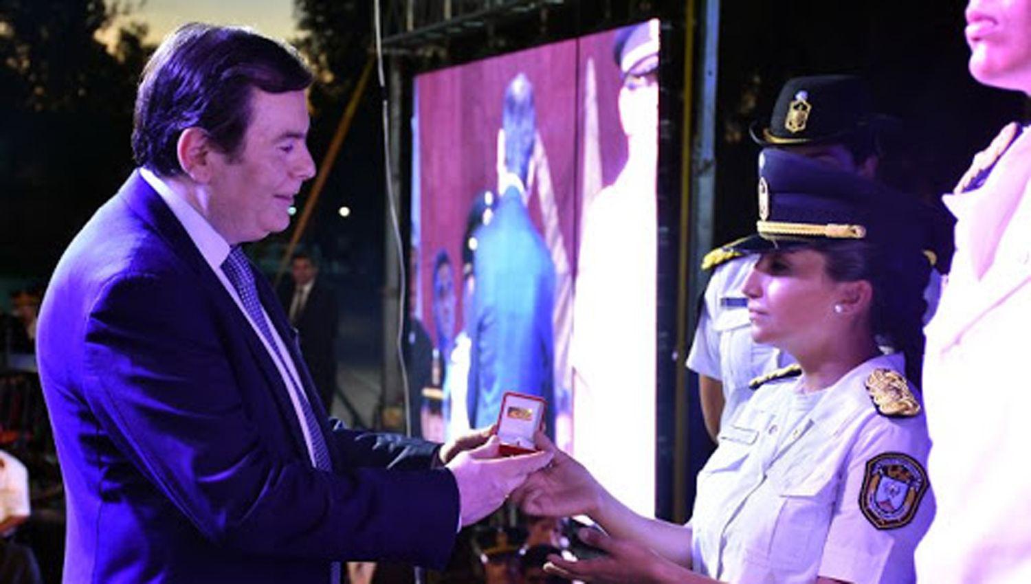 Gerardo Zamora saludoacute a los policiacuteas en su diacutea