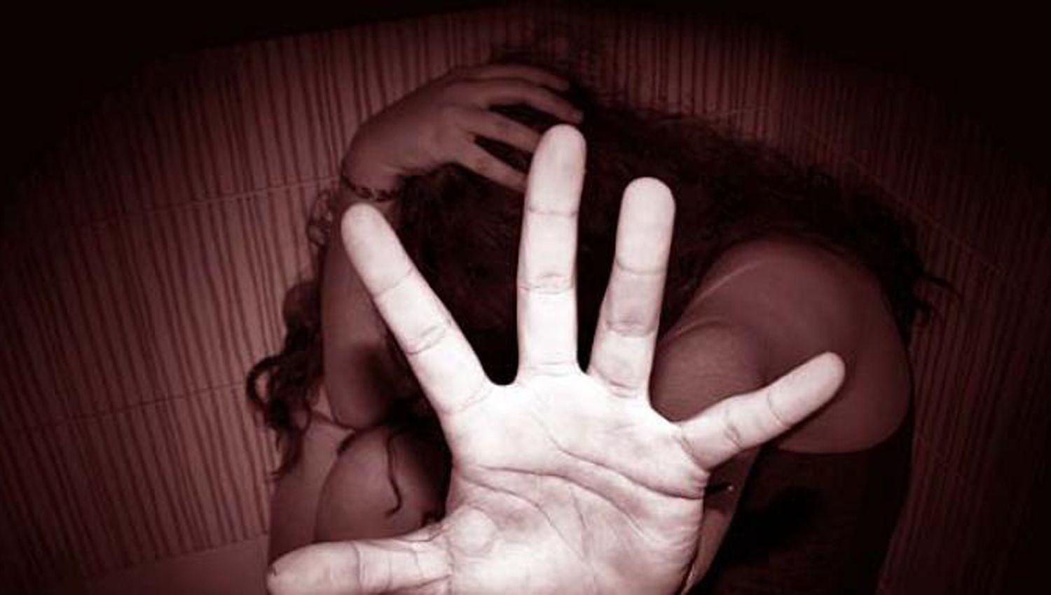 Adolescente atacoacute a patadas a su novia porque iba perdiendo en un juego de cartas online