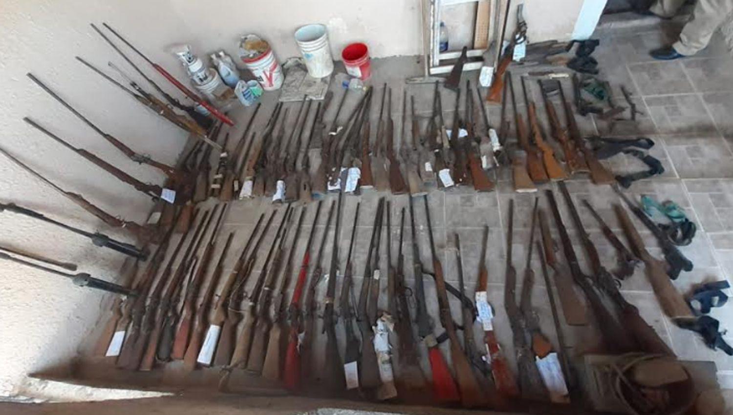 Detienen a un empleado judicial y secuestran gran cantidad de armas