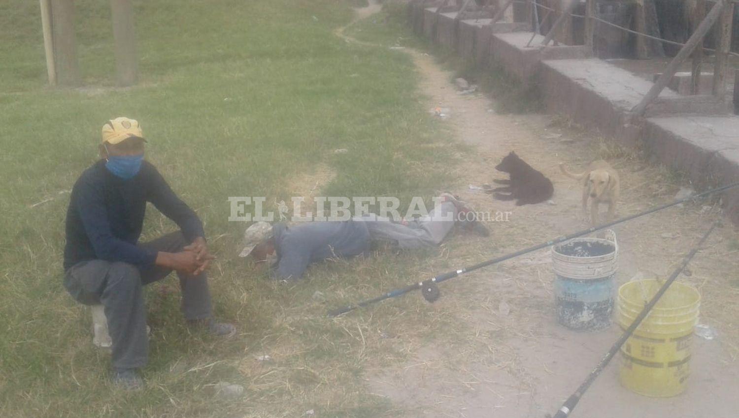 Detienen a un hombre y demoran a otro por pescar en el Dique