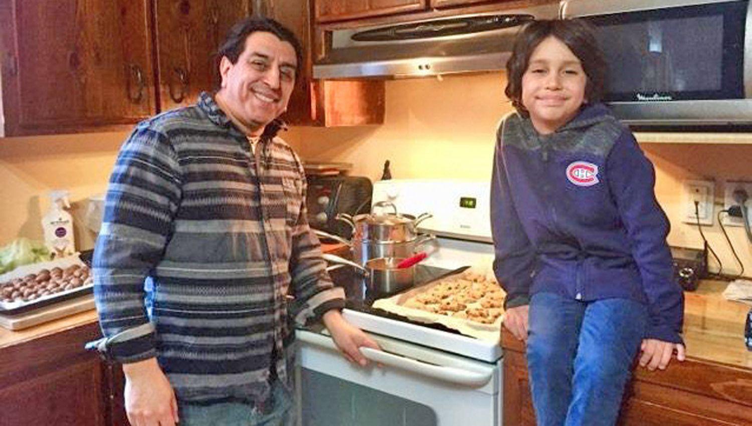 Luis López en su casa de Montreal con Emilio su hijo menor