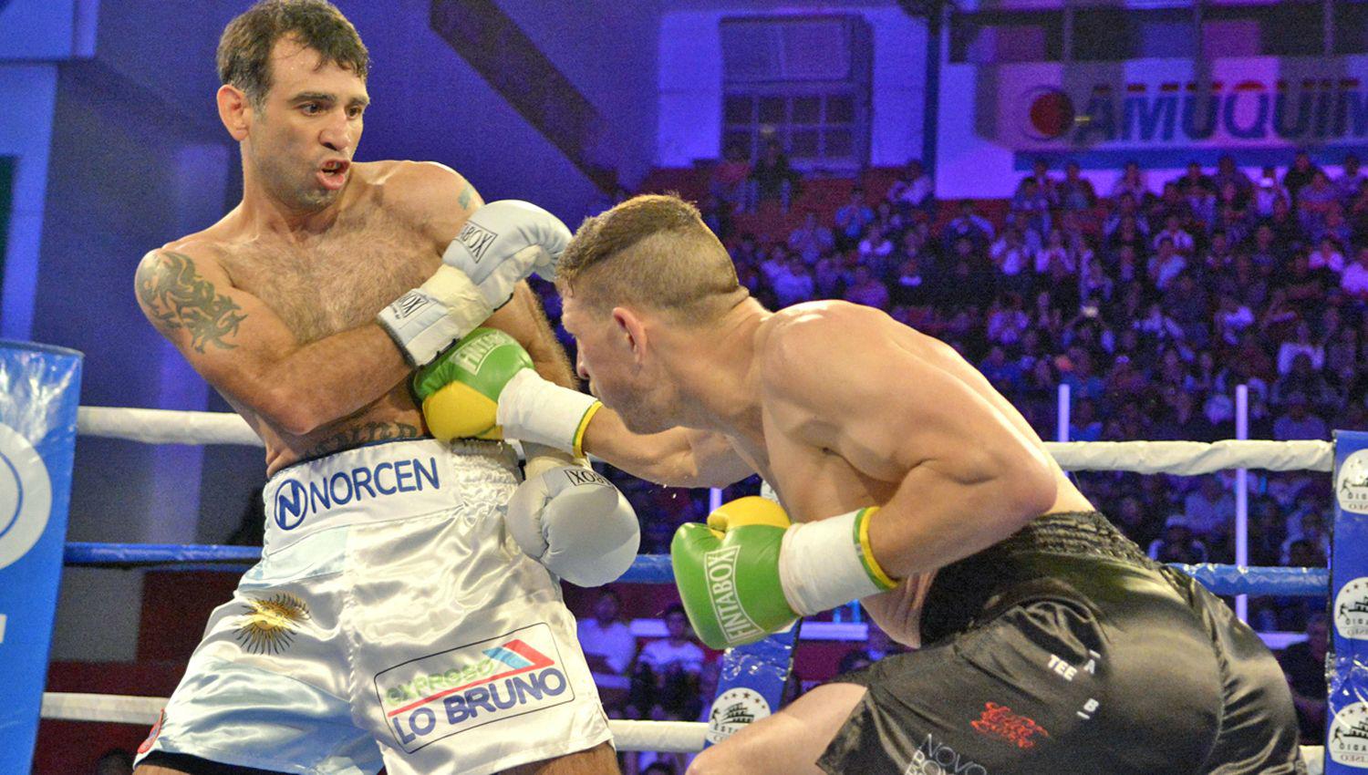 Diego Díaz Gallardo en acción en la primera defensa del título mundial ante el brasileño Felipe Santos en el estadio El Coliseo