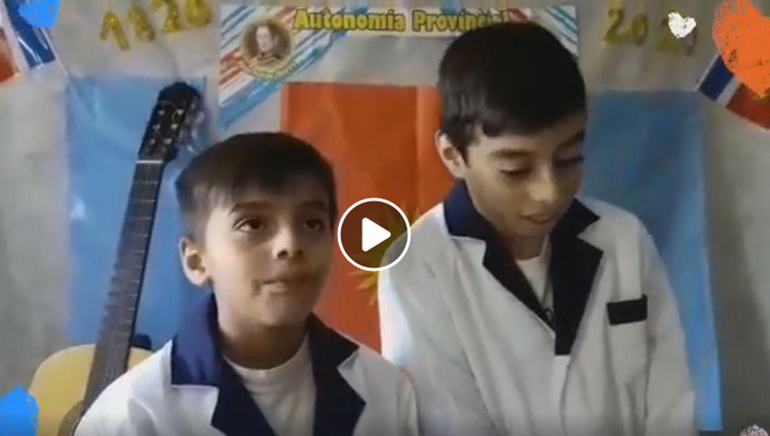 VIDEO  Emotivo acto de una maestra con sus dos hijos por los 200 antildeos de la Autonomiacutea