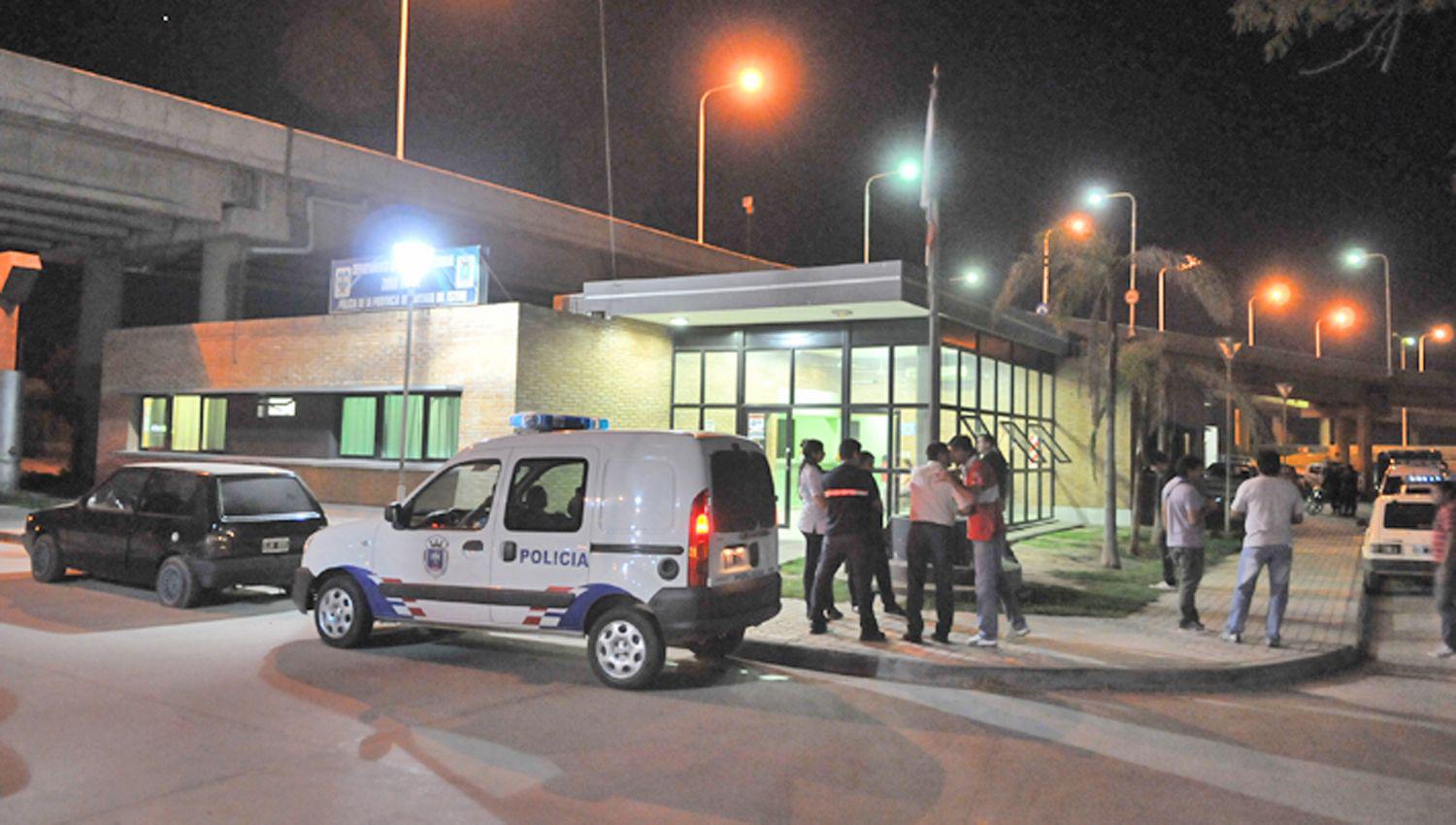 Los policías redujeron al agresor y alertaron del caso
a la fiscal de turno Dra Andrea Ju�rez