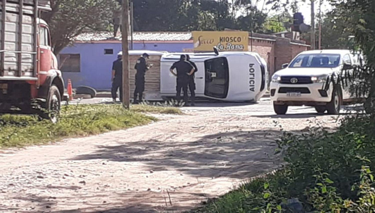Violento choque y vuelco entre un auto y un moacutevil policial