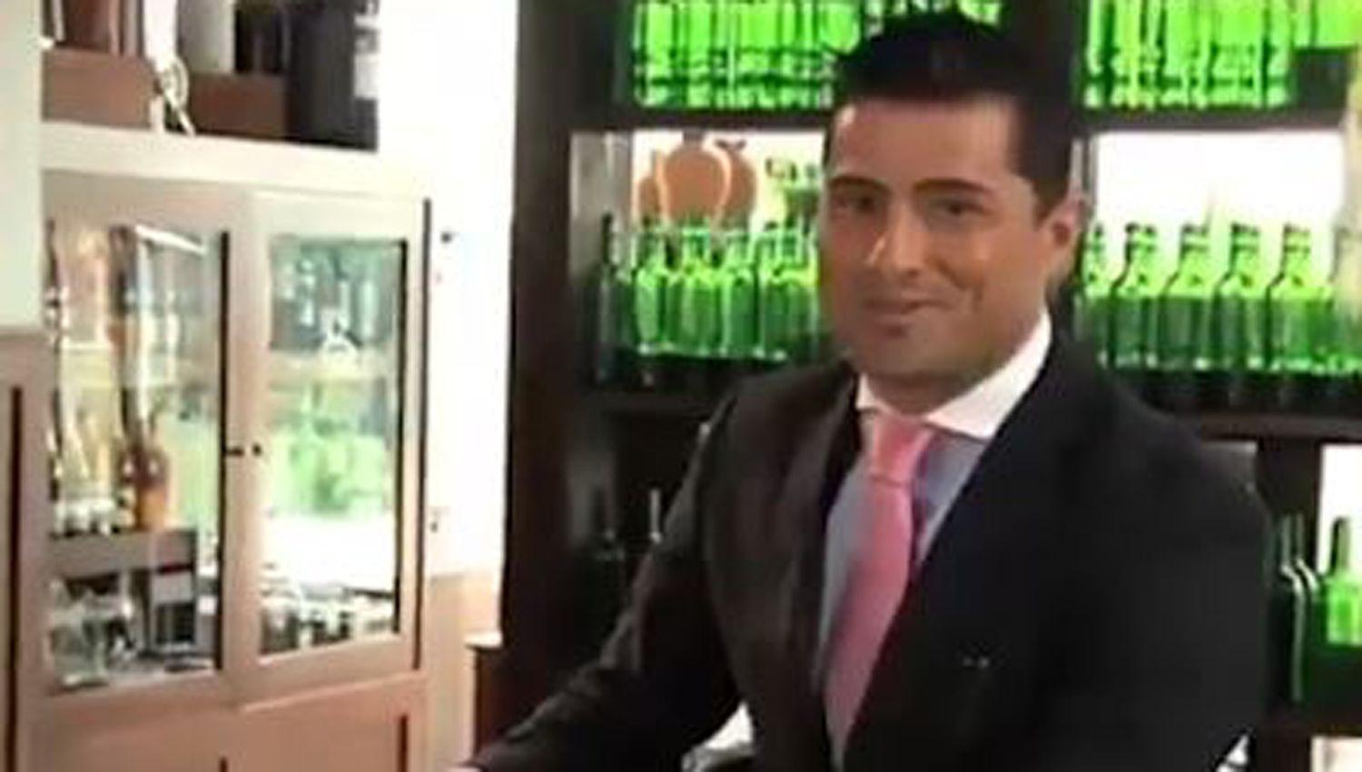 VIDEO  Un periodista transmitiacutea en vivo desde su casa y atraacutes aparecioacute su amante