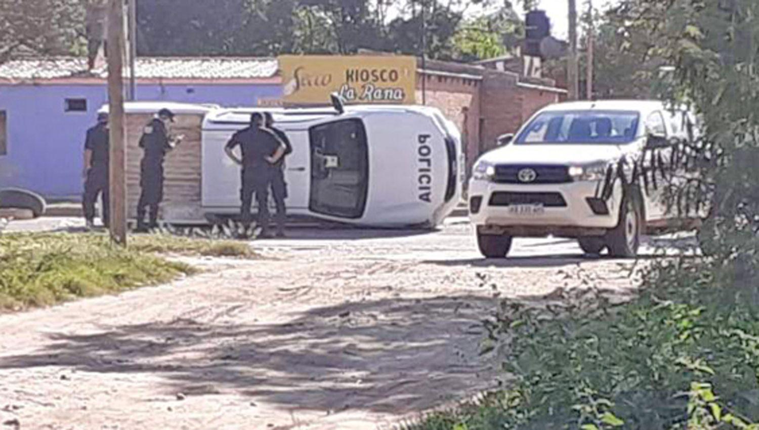Violento choque entre una camioneta de la Policiacutea y automovilista