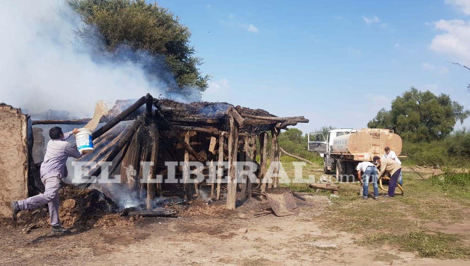 Incendio destruyoacute una precaria vivienda en Atoj Pozo