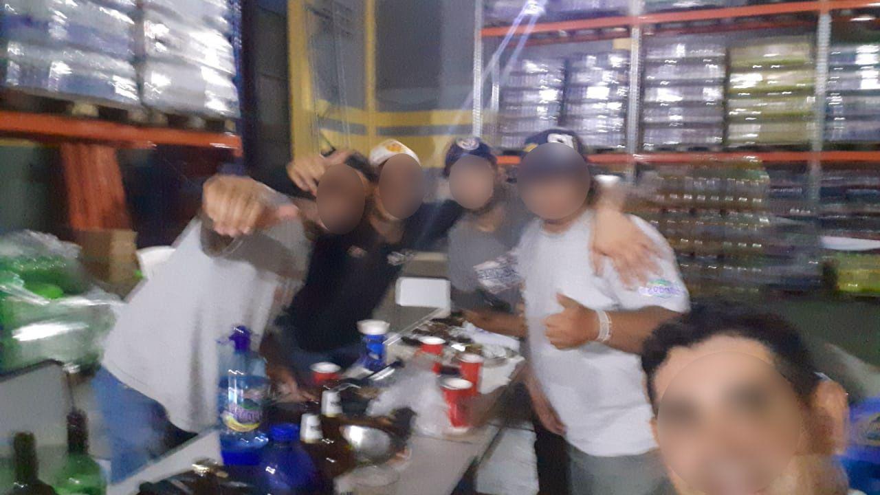 Estaban reunidos y bebiacutean alcohol en una distribuidora del Huaico Hondo y la policiacutea los descubrioacute