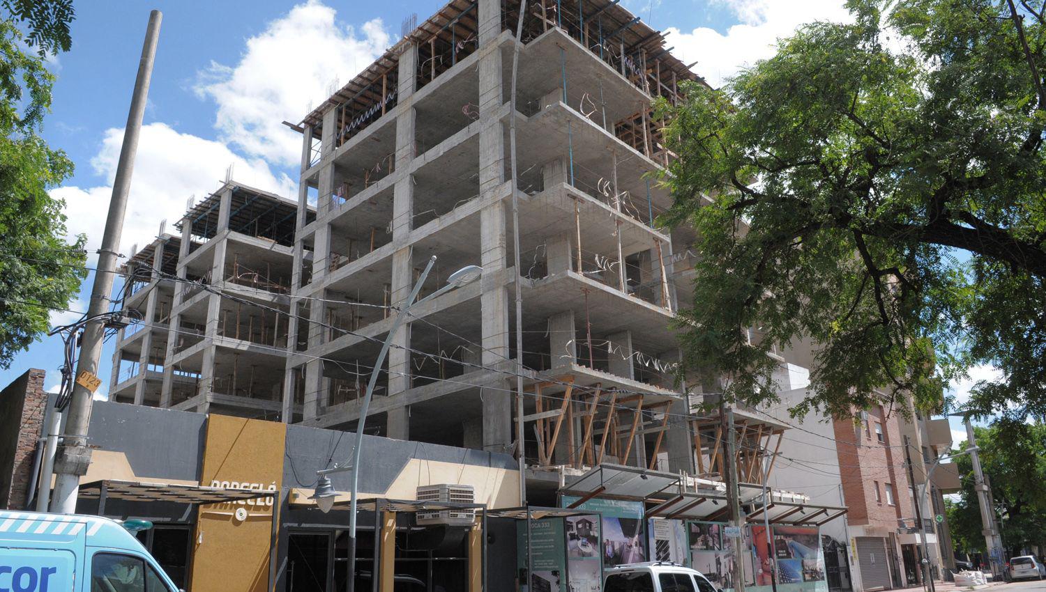 PRECAUCIÓN Seguir�n en vigor el uso del barbijo o tapaboca y nariz y mantener dos metros entre personas 
