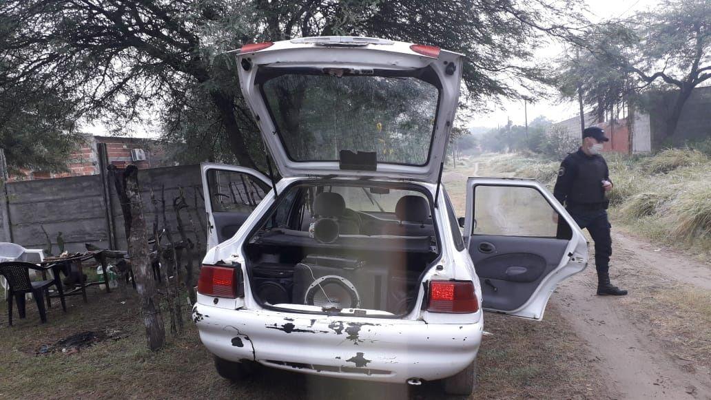 Violaban la cuarentena y abandonaron su auto al ver a la policiacutea