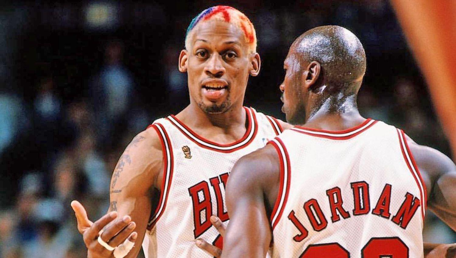 POLÉMICO Dennis Rodman trascendió por su fama de transgresor Adentro de la cancha ayudó a Jordan y a los Bulls a seguir reinando en la NBA 
