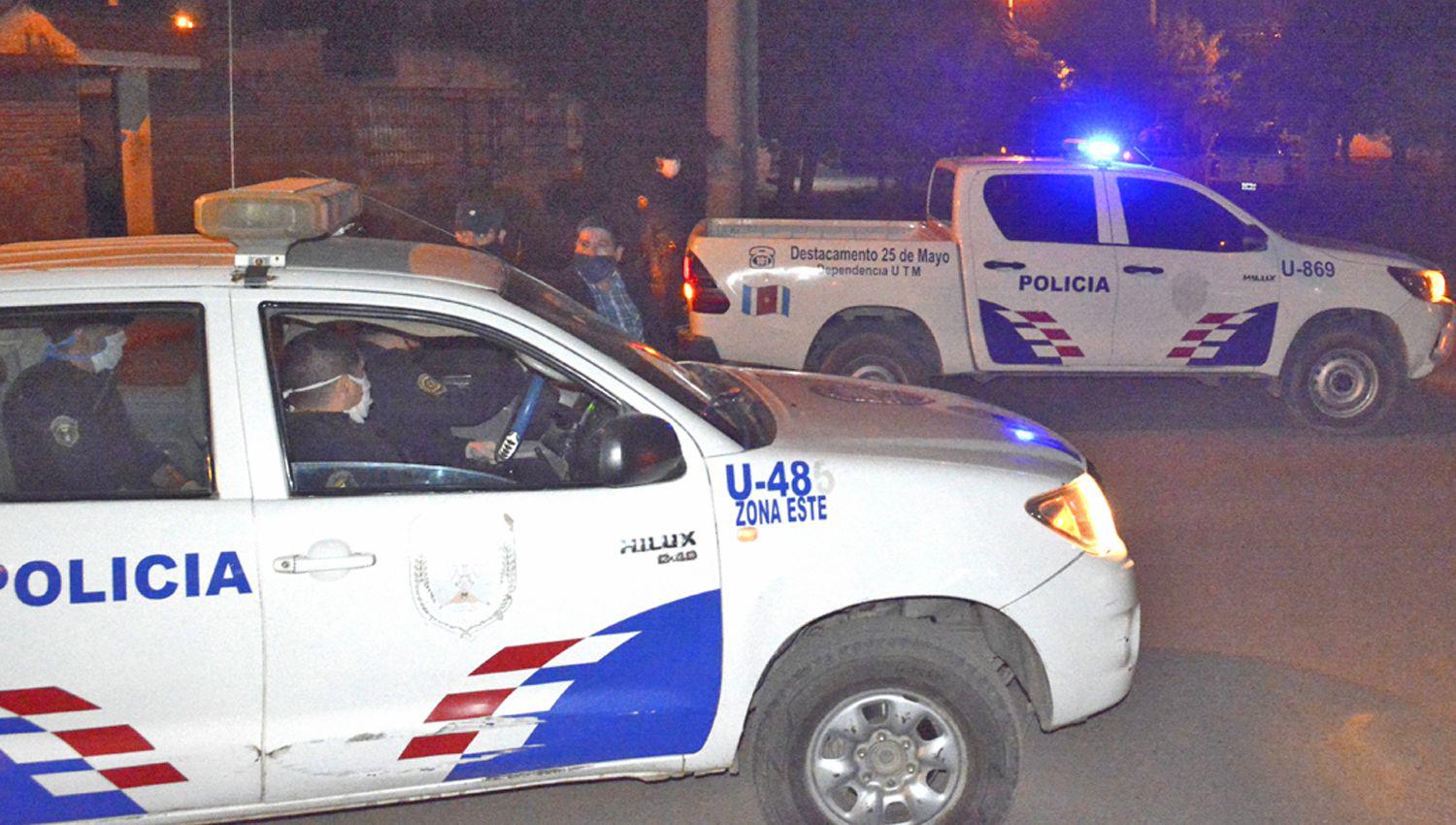 PRESO La policía sacó al violento de la casa y lo trasladó a la comisaría donde también provocó disturbios