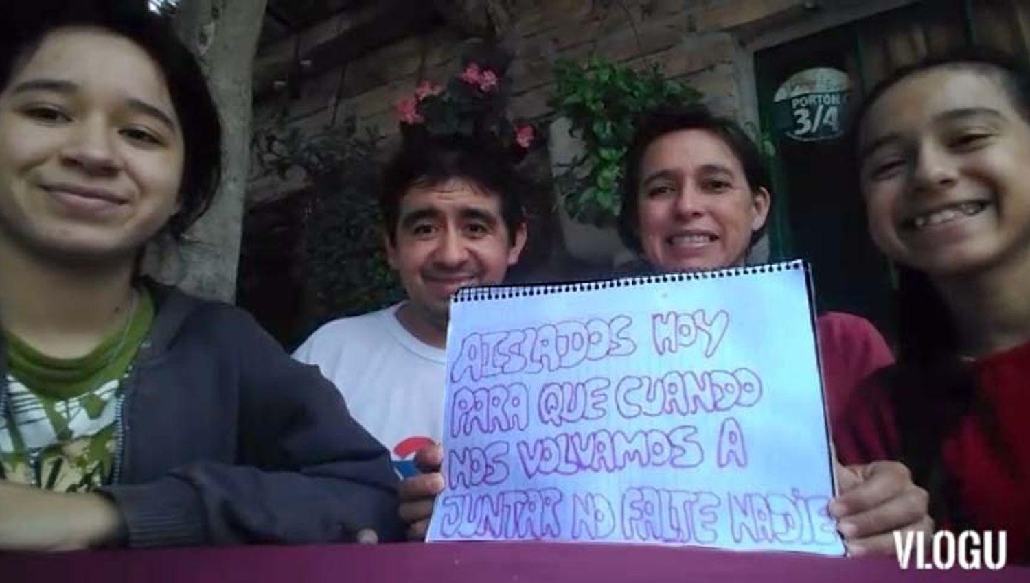 Las alumnas Guadalupe y Sofía Ch�vez junto a sus padres Griselda Coronel y Derlín Ch�vez una de las familias que participó del proyecto