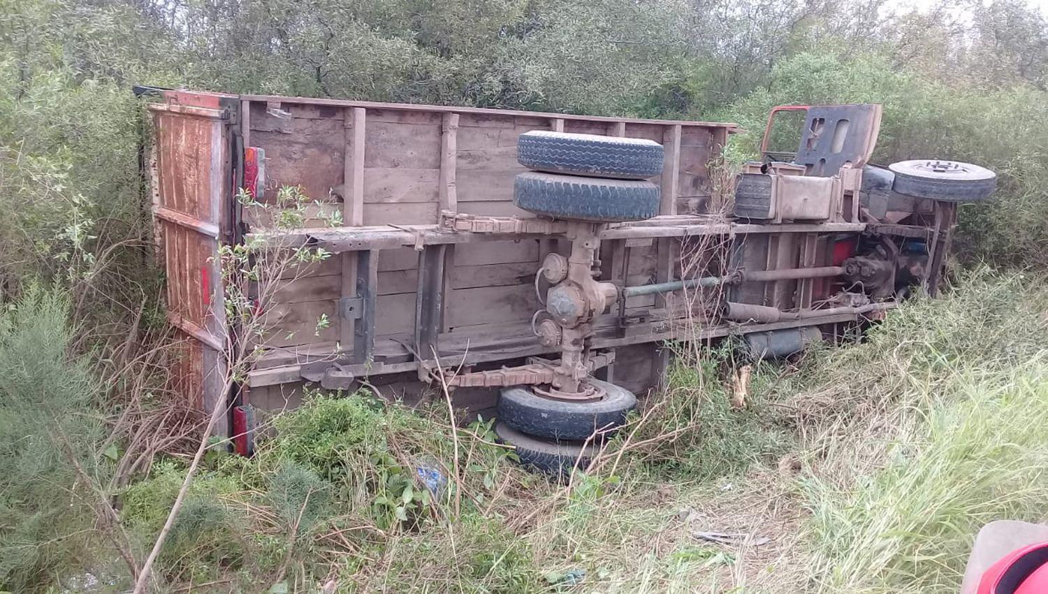 Un camioacuten volcoacute en cercaniacuteas a la ciudad de Antildeatuya