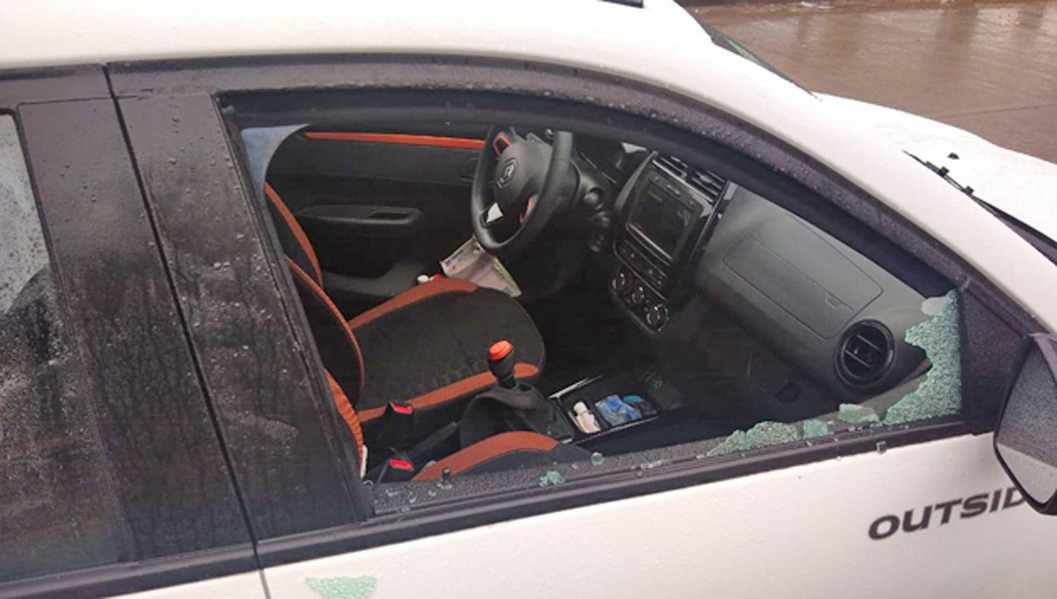 Destruyen la ventanilla del auto a una docente  para robarle el celular