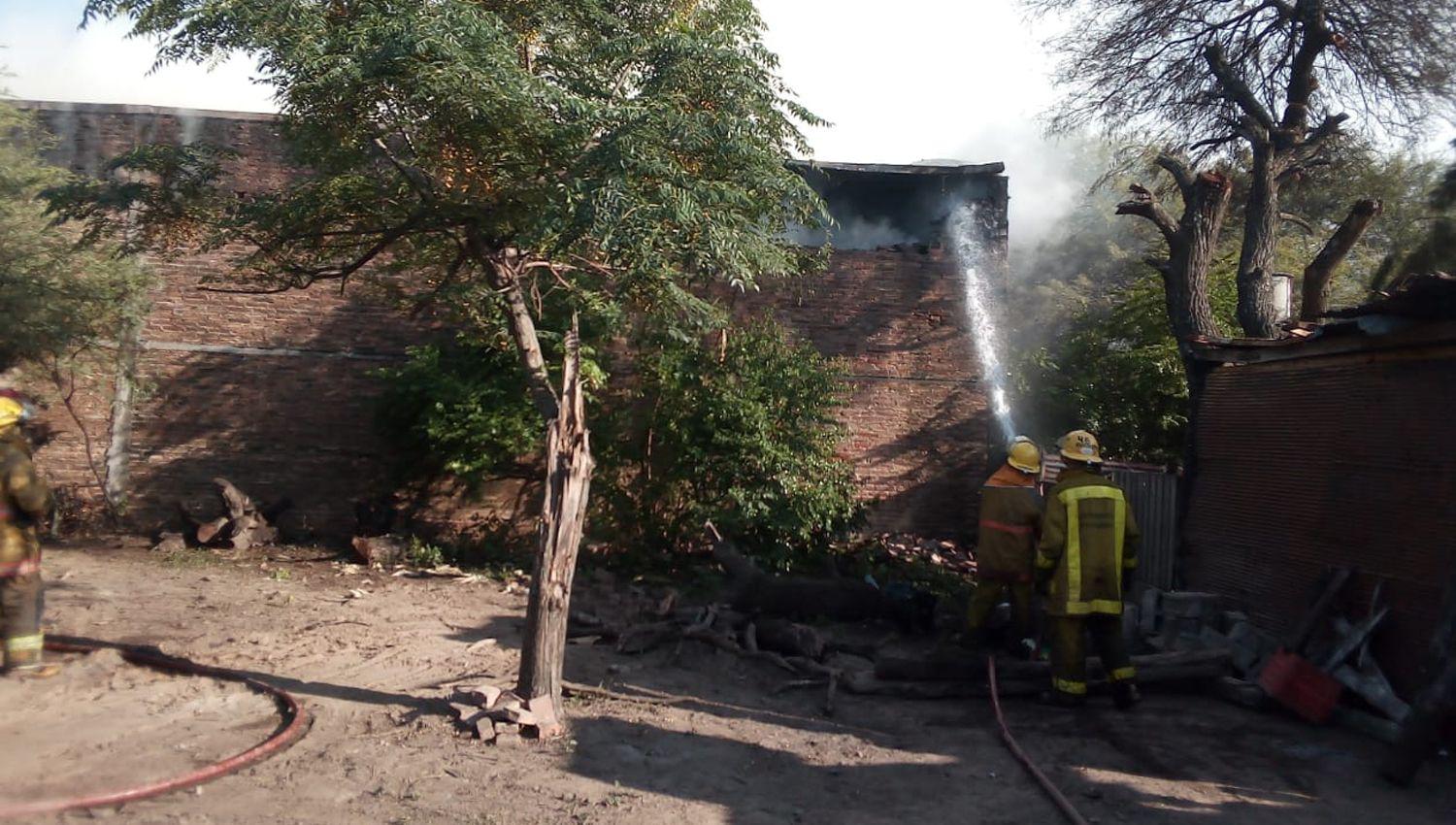 Intenso trabajo de cuatro dotaciones de bomberos para controlar el incendio de un galpoacuten