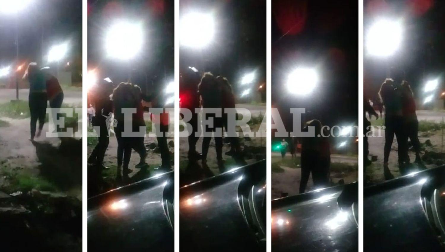 VIDEO Salvaje pelea entre dos mujeres se viralizoacute a traveacutes de WhatsApp