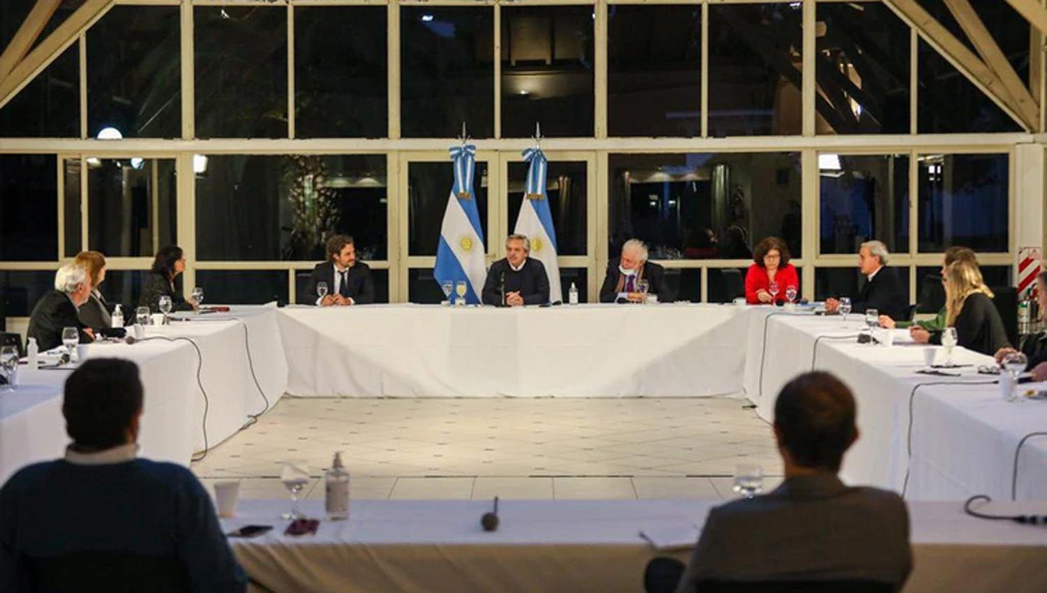 Expertos avalaron la postura de Alberto Fernaacutendez para que avance con la reapertura progresiva de la cuarentena