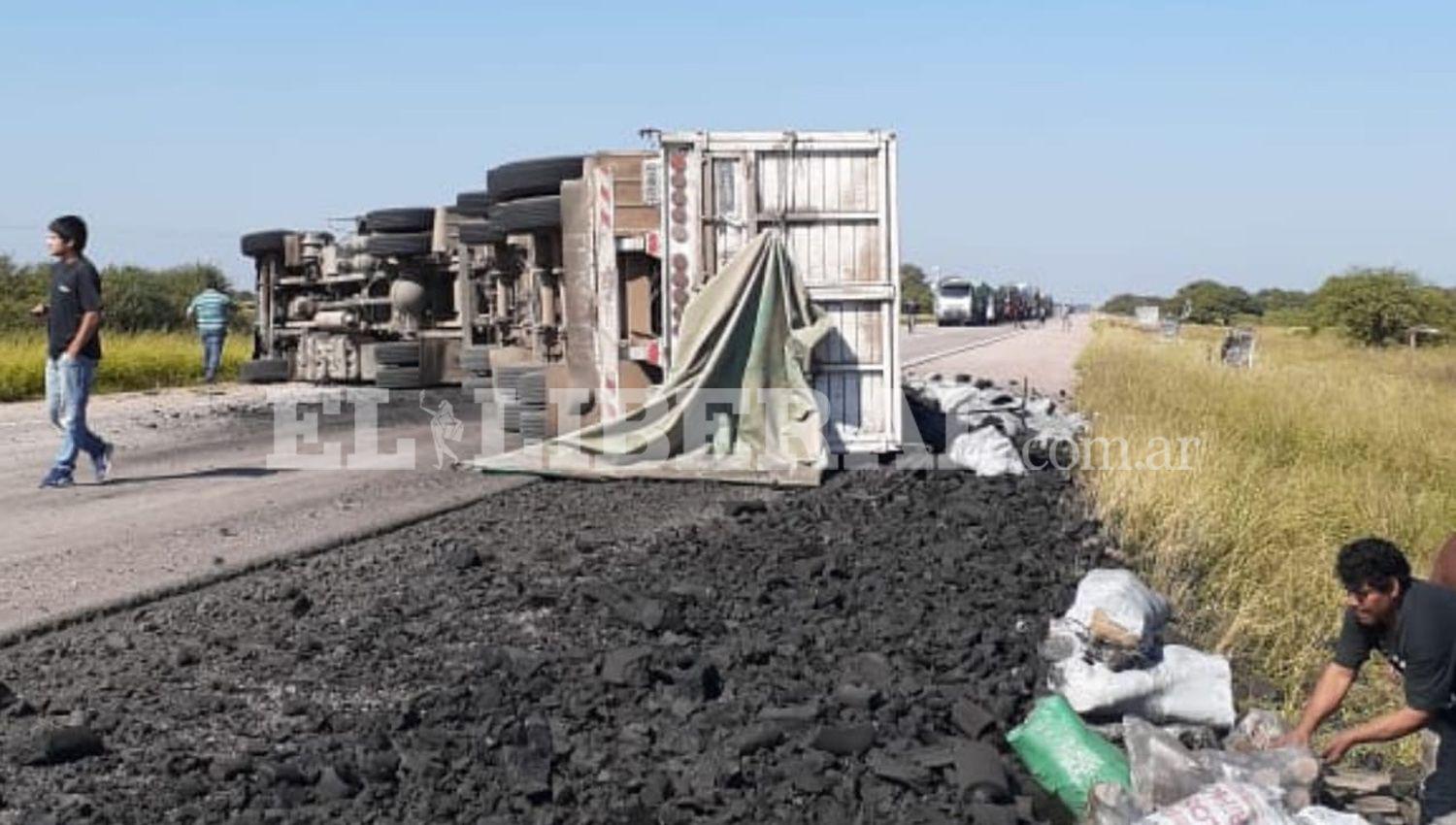 Camionero perdioacute el control en la Ruta 34 y volcoacute su carga de carboacuten