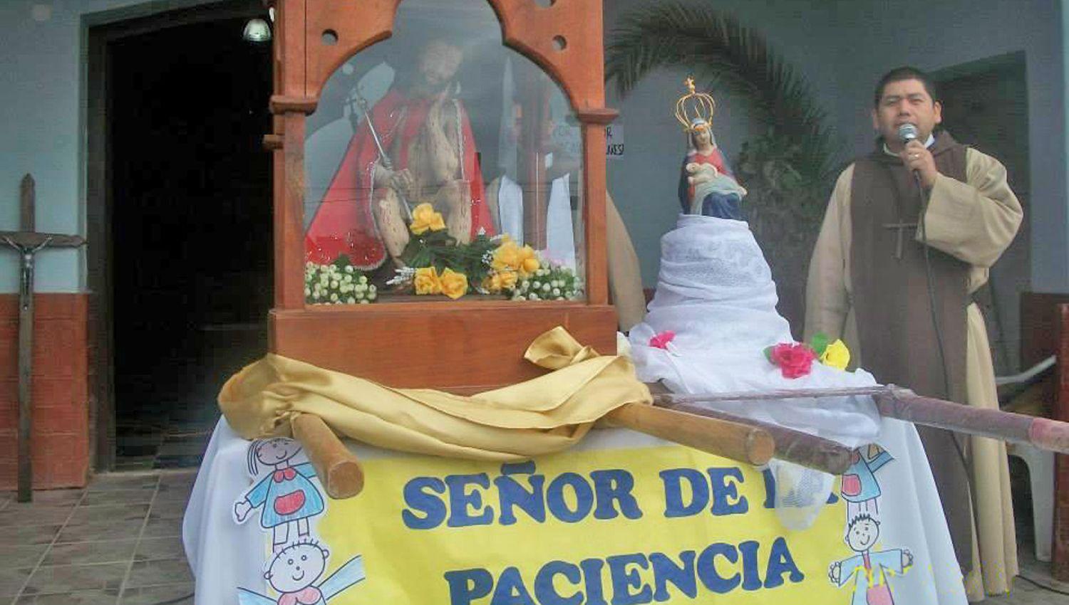 Invitaron a las familias a presenciar el recorrido de las imgenes del 17 y del 18 desde sus casas
con dibujos adornando sus frentes etc