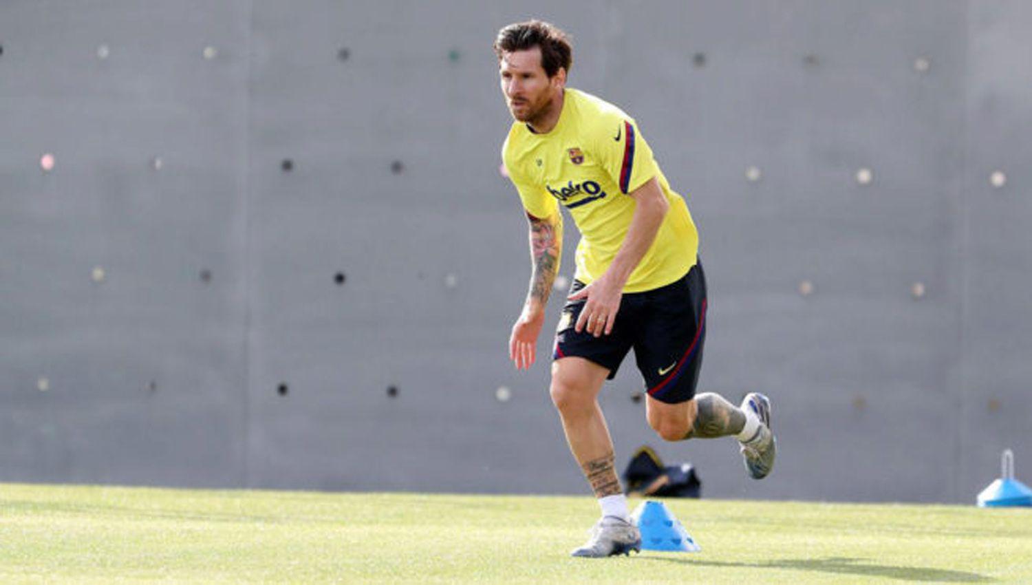 Messi y sus compantildeeros entrenaron bajo un protocolo especial contra el coronavirus